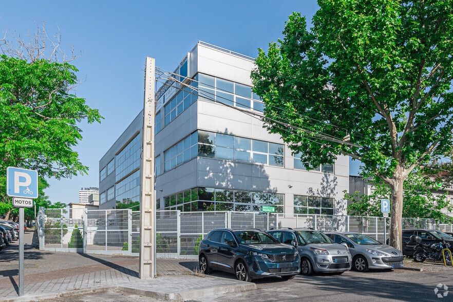 Calle Valportillo I, 1, Alcobendas, Madrid à vendre - Photo du bâtiment - Image 2 de 4