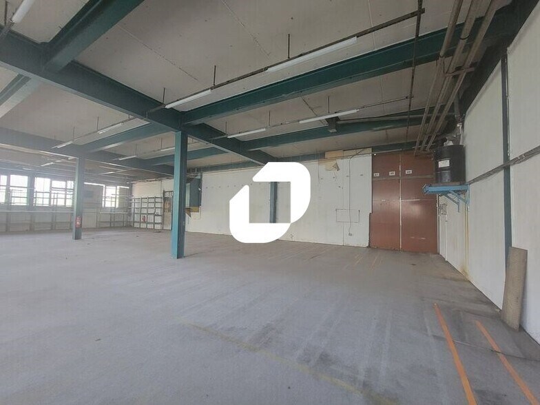 Flex in Ris-Orangis for lease - Interior Photo - Image 2 of 11