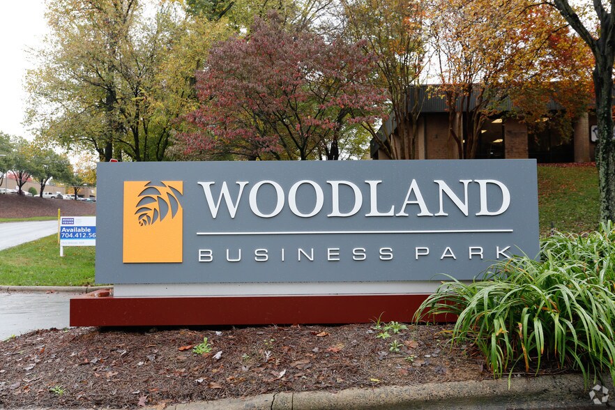 3401 Woodpark Blvd, Charlotte, NC à louer - Photo du bâtiment - Image 3 de 7