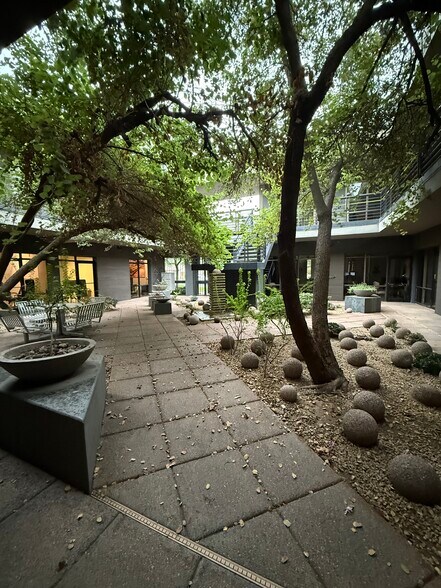 7525 E Camelback Rd, Scottsdale, AZ à louer - Photo du bâtiment - Image 2 de 5