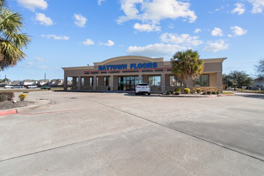 7910 N Hwy 146, Baytown, TX à louer - Photo du bâtiment - Image 3 de 20