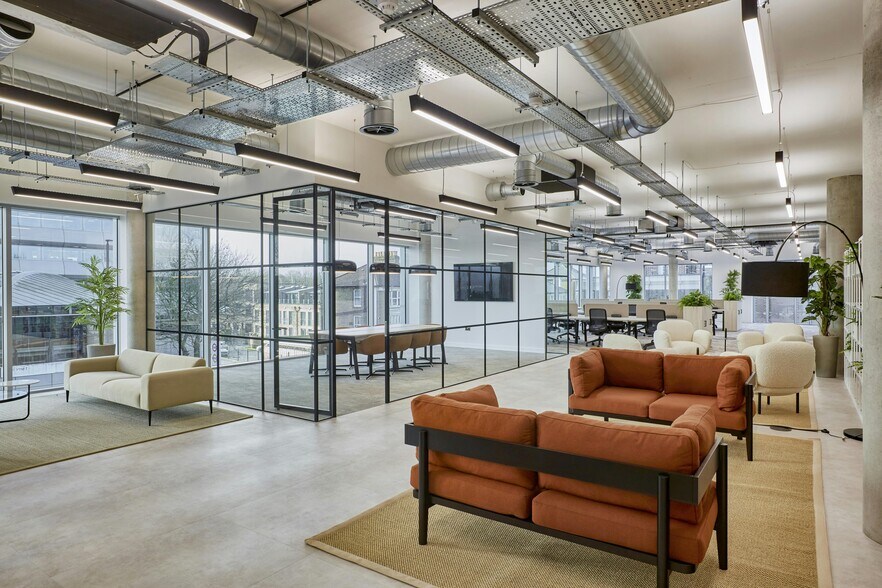 626 Chiswick High Rd, Londres à louer - Photo du bâtiment - Image 2 de 12