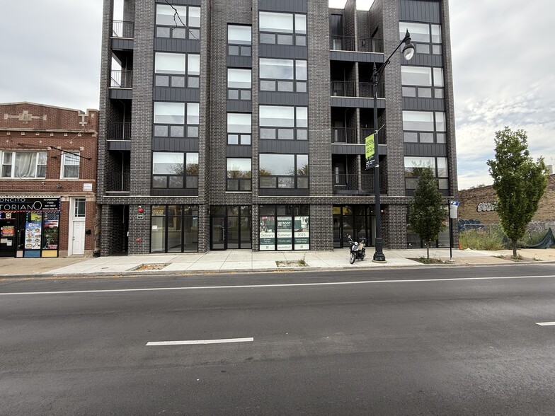 3043 W Irving Park Rd, Chicago, IL for lease - Primary Photo - Image 1 of 9