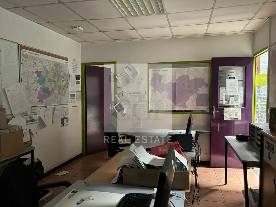 Flex dans Vénissieux à louer Photo du bâtiment- Image 1 de 2