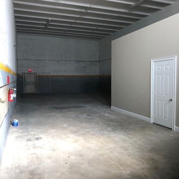 2311-2319 W 78th St, Hialeah, FL for lease - Building Photo - Image 2 of 3