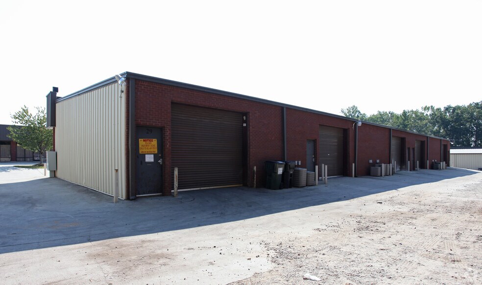 21-29 Pine Grove Rd, Locust Grove, GA à louer - Photo du bâtiment - Image 2 de 2