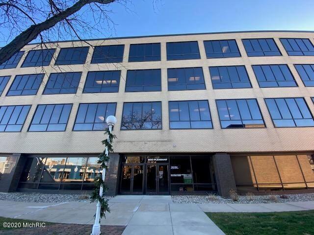 830 Pleasant St, Saint Joseph, MI à vendre - Photo du bâtiment - Image 2 de 18