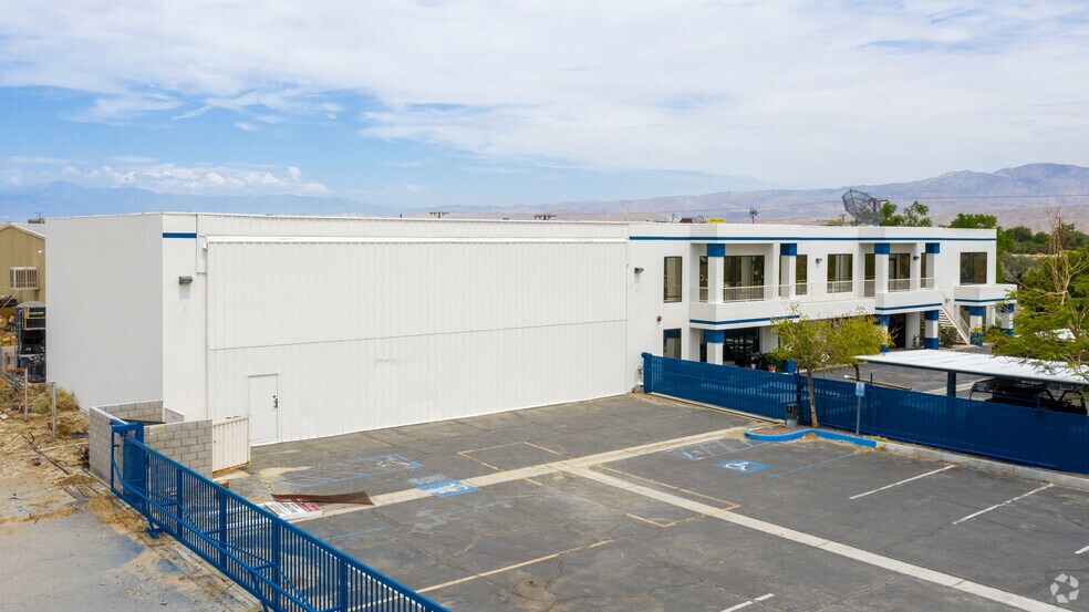 79301 Country Club Dr, Indio, CA à louer - Photo du bâtiment - Image 2 de 5