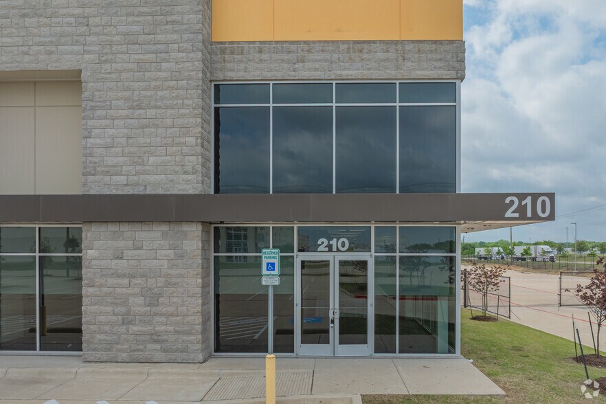 210 Sunridge Blvd, Wilmer, TX à louer - Photo du bâtiment - Image 3 de 16
