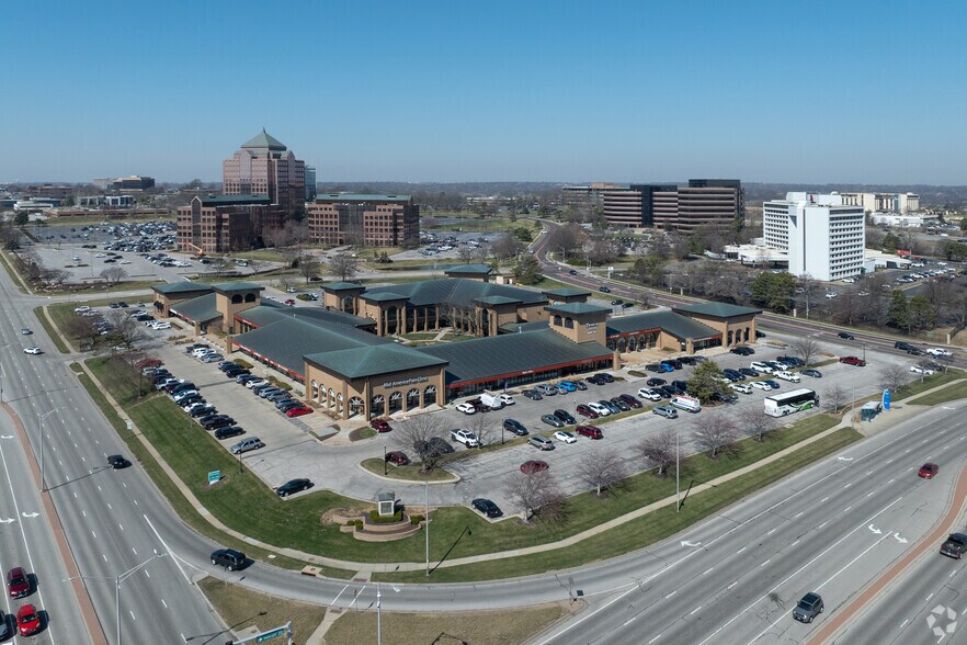 7100 W College Blvd, Overland Park, KS à louer - Photo du bâtiment - Image 1 de 27