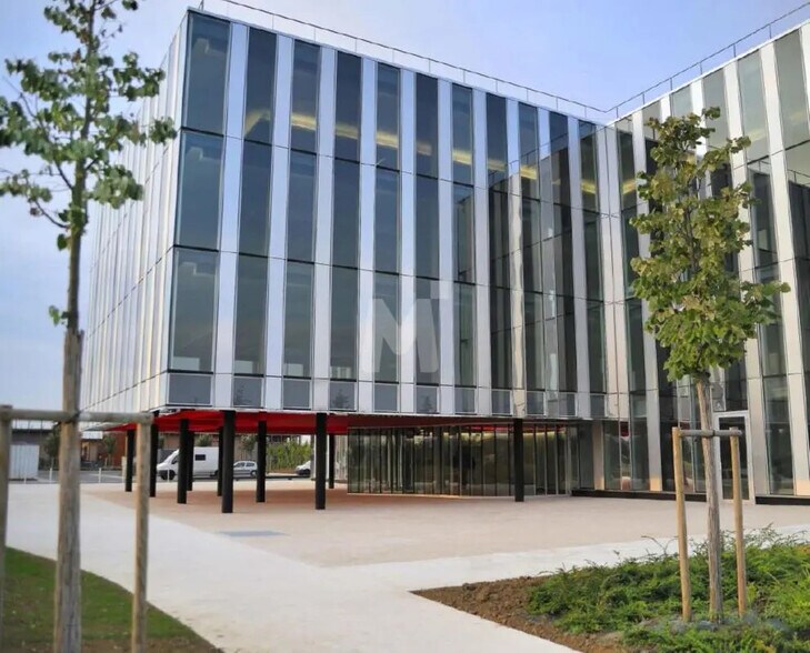 Office in Lieusaint for lease - Building Photo - Image 2 of 11