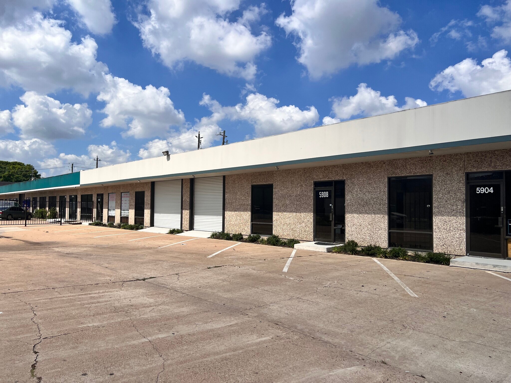 5900-5928 Allday Dr, Houston, TX à louer Photo du bâtiment- Image 1 de 27