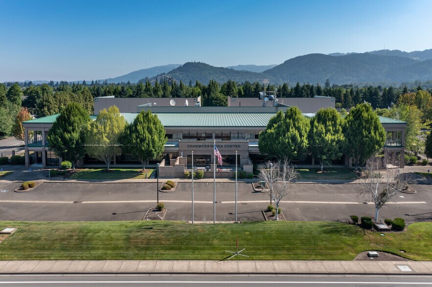 2975 Chad Dr, Eugene, OR à louer - Photo du bâtiment - Image 3 de 3