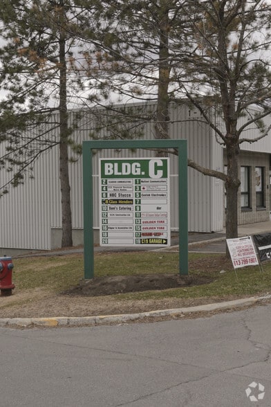 2285 St Laurent Blvd, Ottawa, ON à louer - Photo du bâtiment - Image 2 de 3