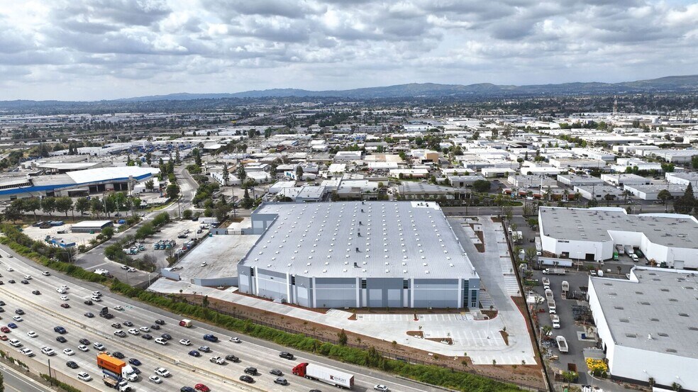 2872 E La Palma Ave, Anaheim, CA à louer - Photo du bâtiment - Image 2 de 9