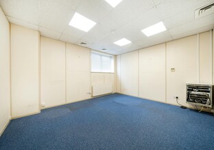 Iron Bridge Clos, London for lease Interior Photo- Image 2 of 4