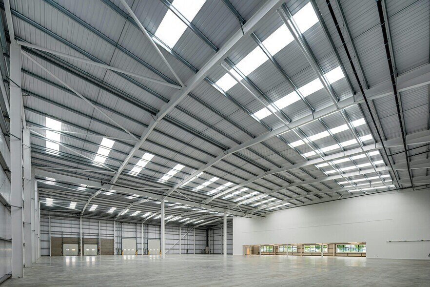 Trafford Park Rd, Manchester à louer - Photo du bâtiment - Image 2 de 7