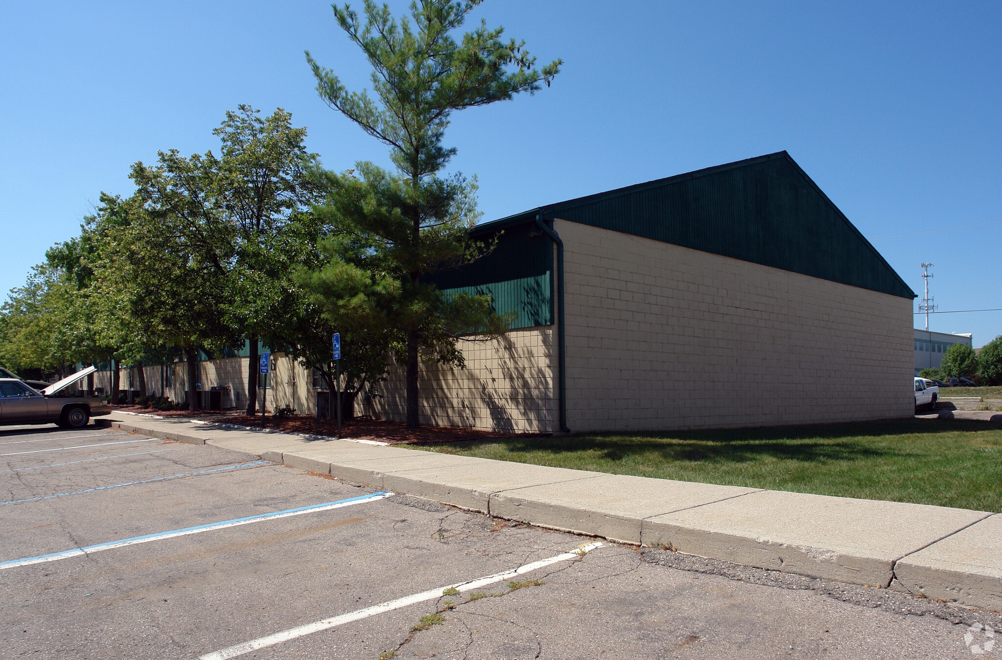1042 Benstein Rd, Walled Lake, MI for lease Primary Photo- Image 1 of 6