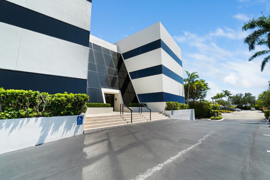 8000 N Federal Hwy, Boca Raton, FL à vendre - Photo du bâtiment - Image 2 de 16
