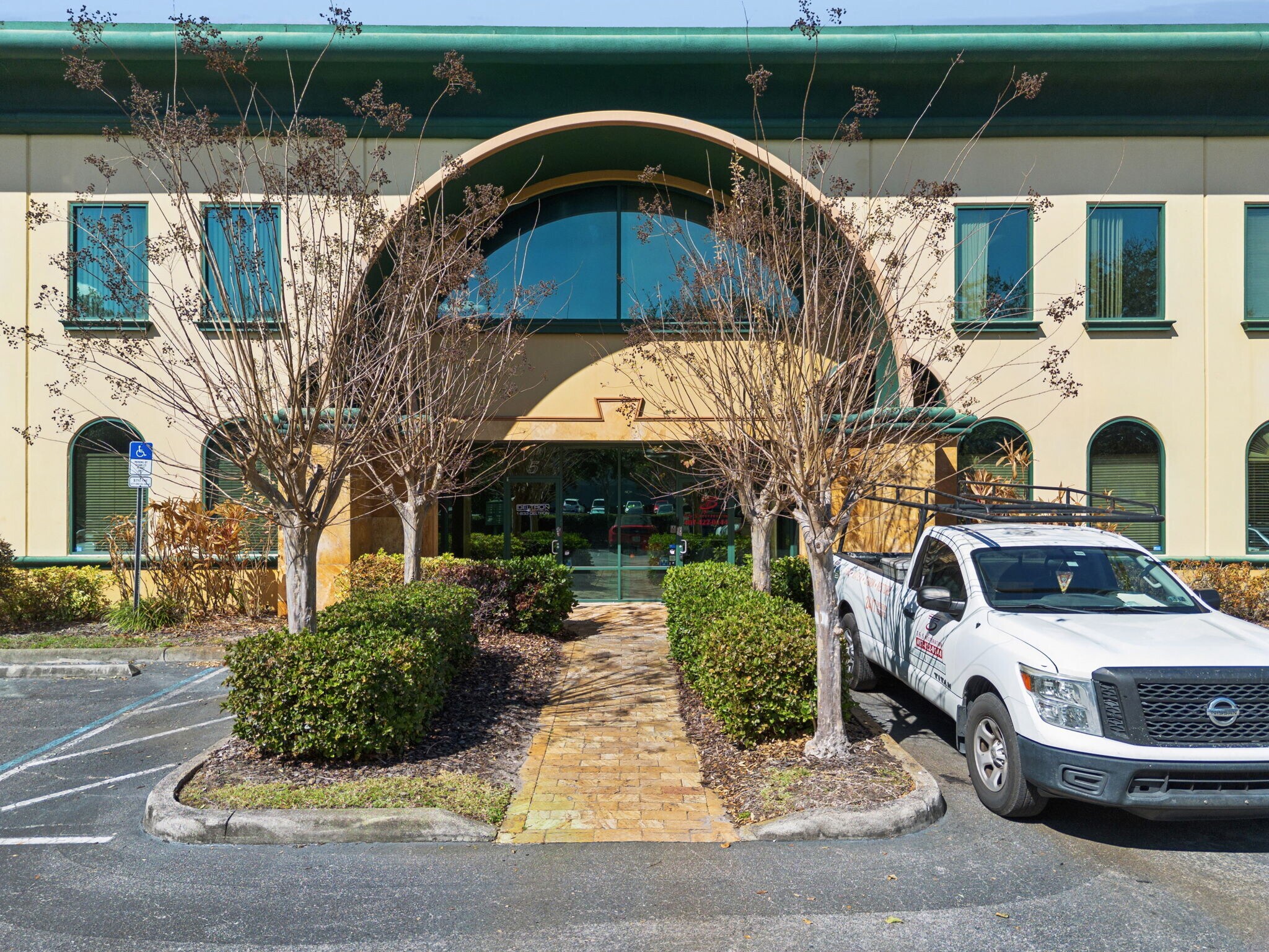 Kingspointe Pky Flex Space portefeuille de 2 propriétés à vendre sur LoopNet.ca Photo principale- Image 1 de 36