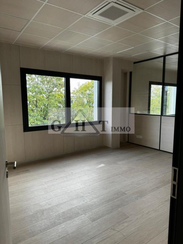 Office in Neuilly-sur-Marne for lease Interior Photo- Image 1 of 4