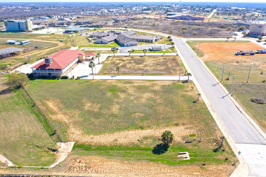 475 Mars Dr, Cotulla, TX à vendre - Photo du bâtiment - Image 3 de 9