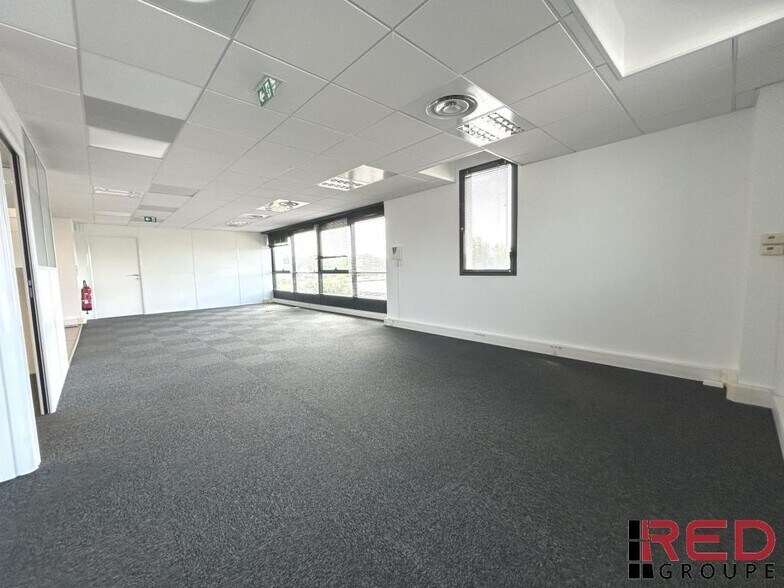 Office in Eguilles for lease - Interior Photo - Image 2 of 10