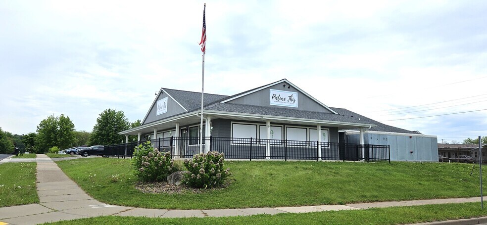 2235 N Clairemont Ave, Eau Claire, WI à vendre - Photo du bâtiment - Image 1 de 34