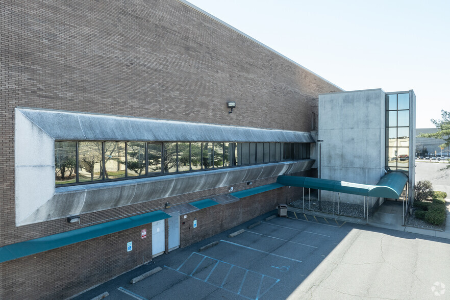 70 Enterprise Ave, Secaucus, NJ for lease - Building Photo - Image 2 of 5