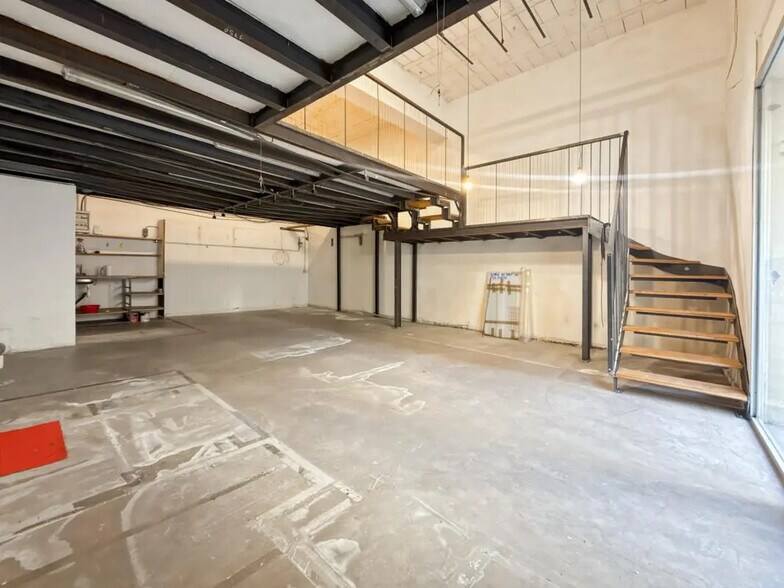 Retail in Marseille for lease - Interior Photo - Image 3 of 8