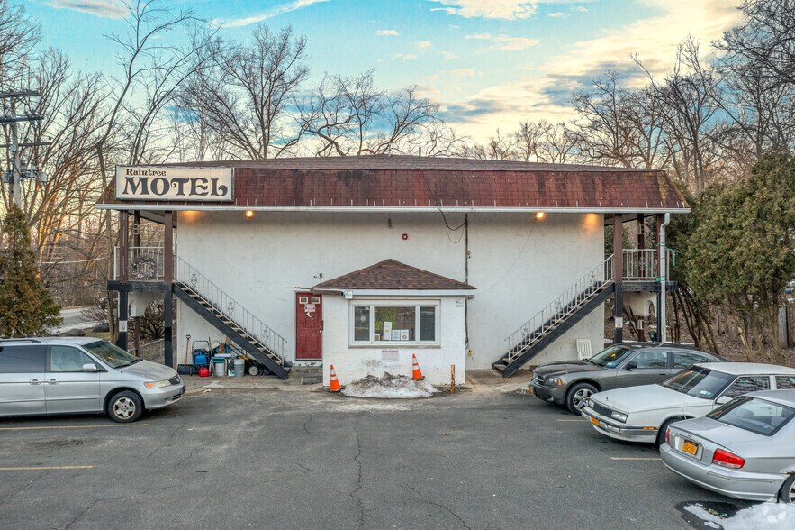 972 S Route 9W, Congers, NY à vendre - Photo du bâtiment - Image 2 de 22