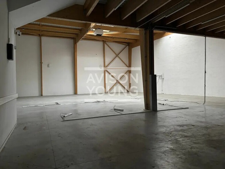 Flex in Romainville for lease - Interior Photo - Image 2 of 10
