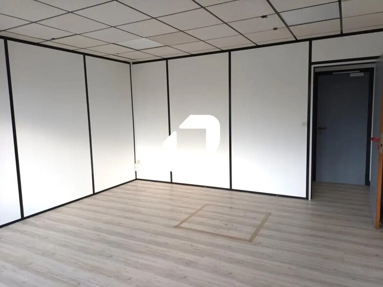 Office in VILLENEUVE-D'ASCQ for lease - Interior Photo - Image 3 of 6
