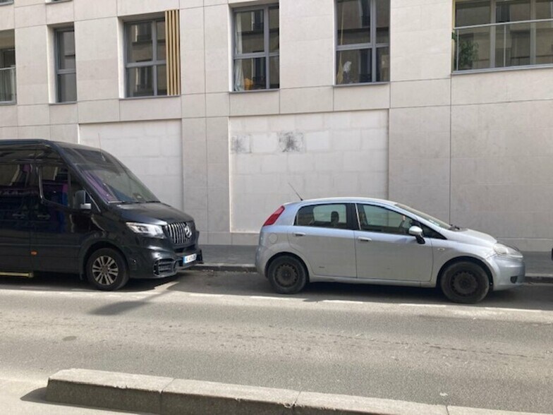 Commerce de détail dans Aubervilliers à louer - Photo du bâtiment - Image 2 de 10
