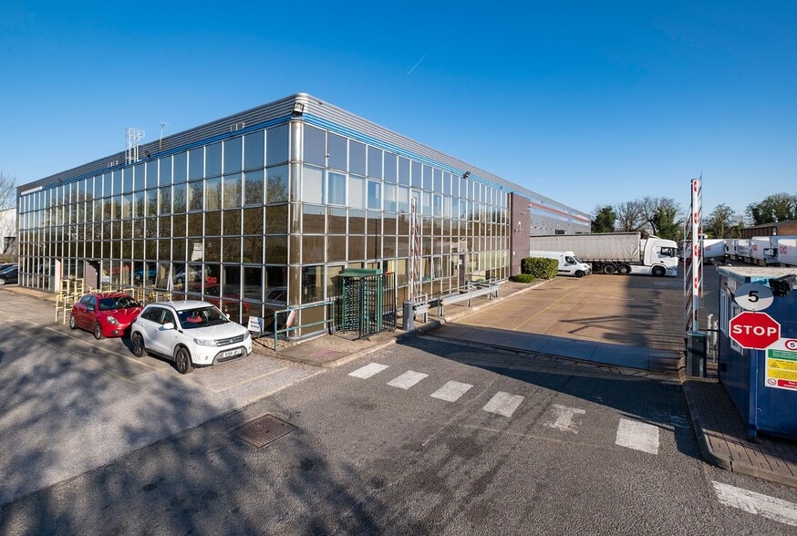 87 Central Way, Feltham à louer - Photo du bâtiment - Image 2 de 15