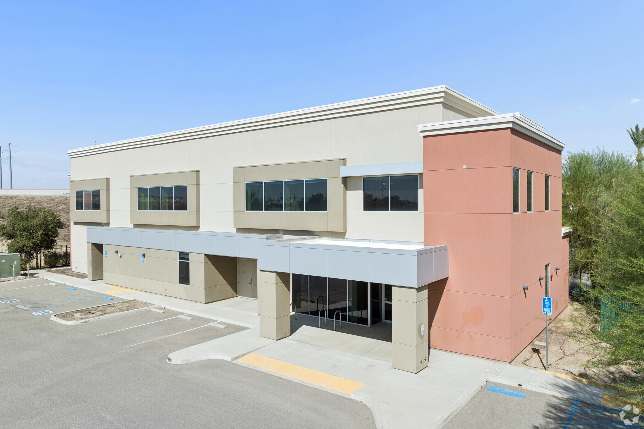 5000 Commerce Dr, Bakersfield, CA à louer Photo du bâtiment- Image 1 de 18