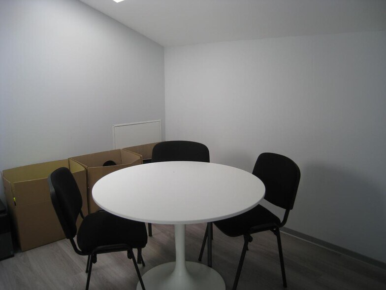 Office in Aubagne for lease - Building Photo - Image 2 of 5