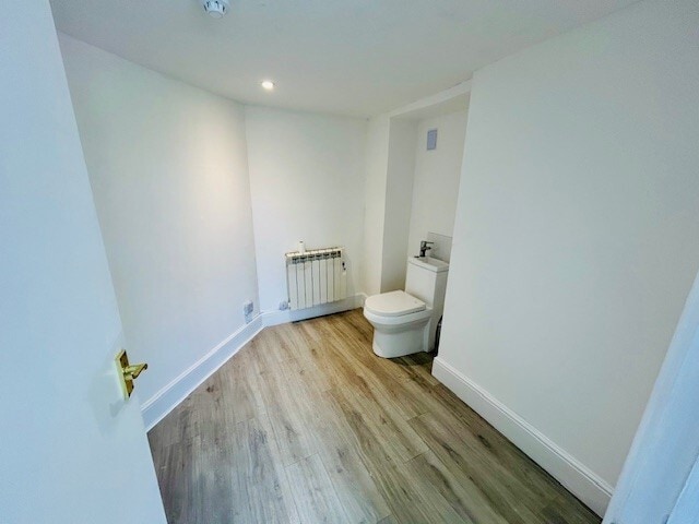 4 Bridge St, Hungerford for lease Interior Photo- Image 1 of 2