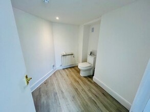 4 Bridge St, Hungerford for lease Interior Photo- Image 1 of 2