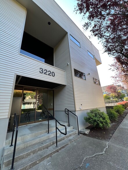 3220 SW First Ave, Portland, OR for lease - Building Photo - Image 1 of 14