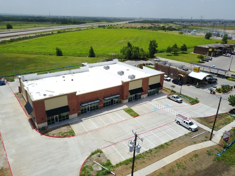 Debbie Ln, Arlington, TX for lease - Primary Photo - Image 1 of 5