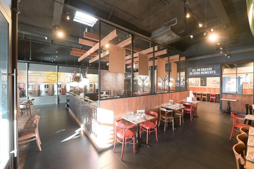 Retail in Rennes for lease - Interior Photo - Image 2 of 4