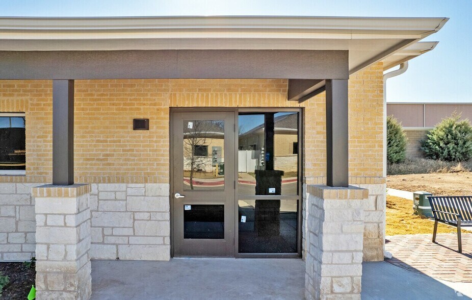 201 N Heatherwilde Blvd, Pflugerville, TX à louer - Photo du bâtiment - Image 3 de 12
