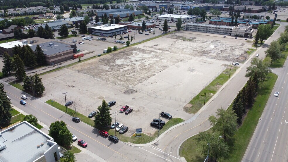 2929 50 Av, Red Deer, AB à vendre - Photo du bâtiment - Image 3 de 4