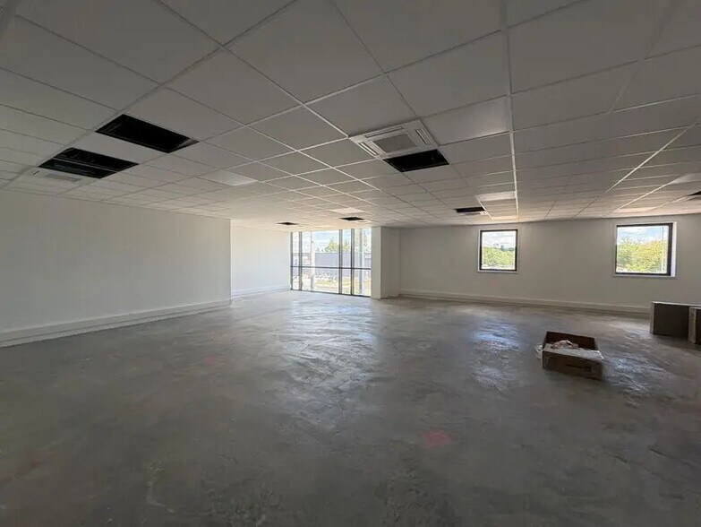 1 Rue De La Guerlande, Châtenoy-le-Royal for lease - Interior Photo - Image 2 of 5