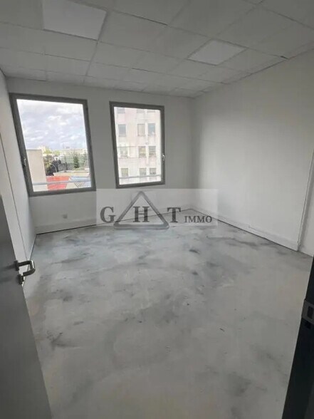 Bureau dans Saint-Ouen-sur-Seine à louer - Photo du bâtiment - Image 3 de 8