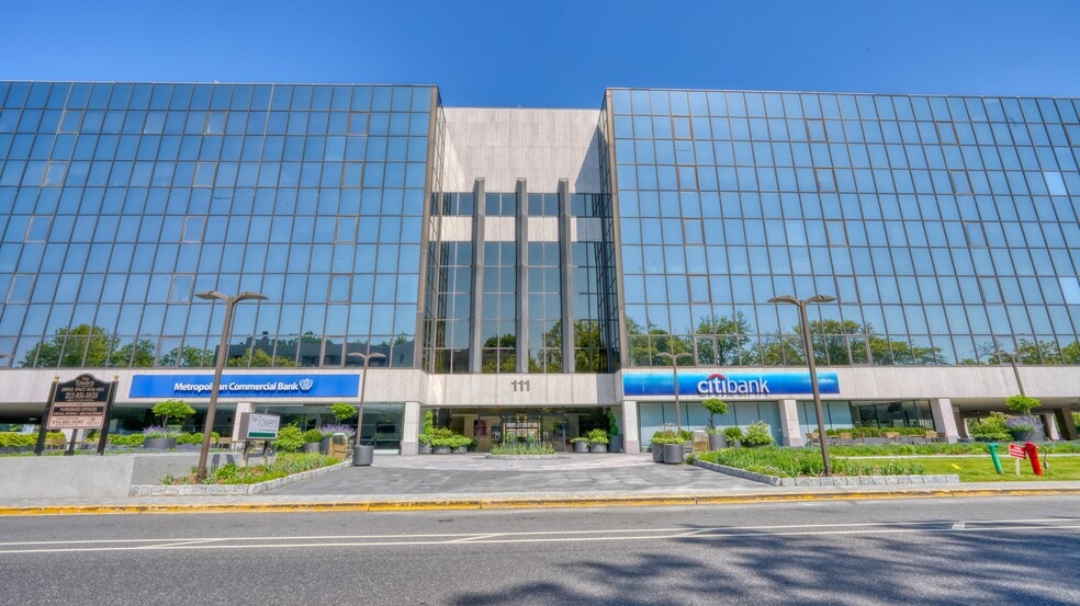 111 Great Neck Rd, Great Neck, NY for lease - Building Photo - Image 2 of 9