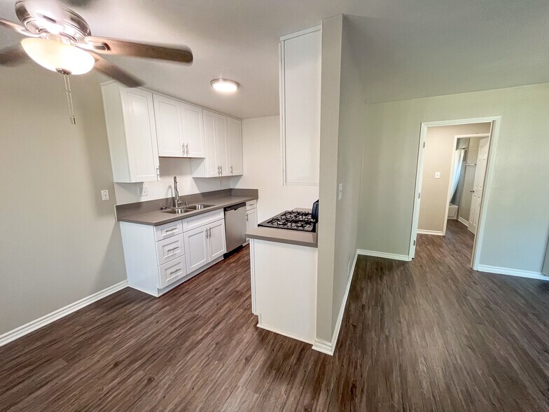 925 S Malden Ave, Fullerton, CA à vendre - Photo intérieure - Image 3 de 7