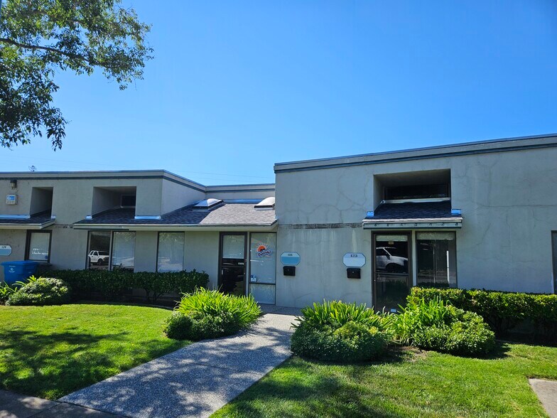 14 Commercial Blvd, Novato, CA à vendre - Photo du bâtiment - Image 2 de 28