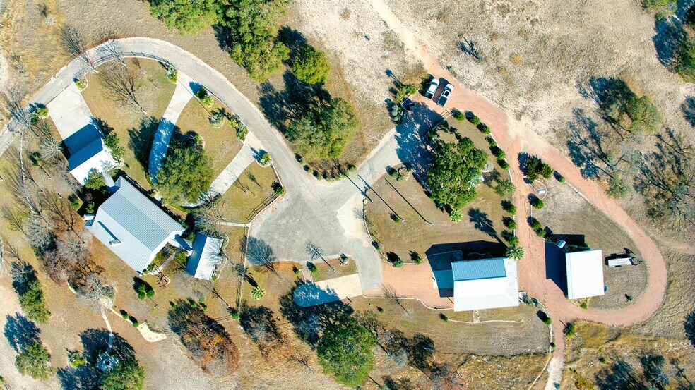 521 Bluff Creek Rd, Center Point, TX à vendre - Photo du bâtiment - Image 2 de 48